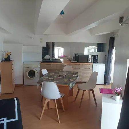 33 M2 Face Au Port De Sete, Centre *